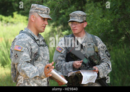 Sgt. 1. Classe impolverata Davis della compagnia D, 1° Battaglione, 414th reggimento da Renton, Washington, consiglia Cadet Jeremy Sharp dell'Università di Georgia sulla navigazione terrestre. Foto Stock