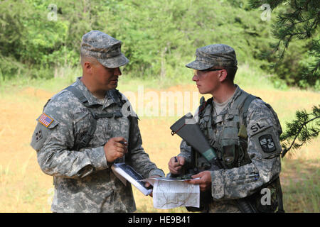 Sgt. 1. Classe impolverata Davis della compagnia D, 1° Battaglione, 414th reggimento da Renton, Washington, consiglia Cadet Jeremy Sharp dell'Università di Georgia sulla navigazione terrestre. Foto Stock