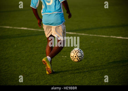 Un membro del Gibuti della Guardia repubblicana soccer si prepara a sparare un obiettivo durante una partita contro gli Stati Uniti i membri del servizio da Camp Lemonnier e Combined Joint Task Force-Horn dell Africa nella città di Gibuti, Dicembre 5, 2012. Dopo due intensi metà e un tirante gioco, la Guardia repubblicana punteggio di squadra nei minuti finali al bordo passato gli Stati Uniti per la vittoria, Punteggio finale 2-1. Senior Airman Devin Doskey Foto Stock