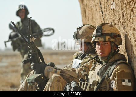 Il canadese e l esercito nazionale afgano pattuglia di soldati in Qulp Badula, provincia di Helmand, Afghanistan, febbraio 17, 2010, durante il funzionamento di Helmand Spider. Tech. Sgt. Efren Lopez) Foto Stock