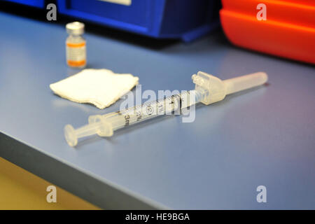 Un Tetano, Difterite, pertosse vaccinazione è preparato per un paziente in clinica a Cannon Air Force Base, N.M., 29 maggio 2012. Il vaccino Tdap protegge contro i virus che possono causare malattie come trisma e tosse convulsa. Airman 1. Classe Alexxis Pons Abascal) Foto Stock