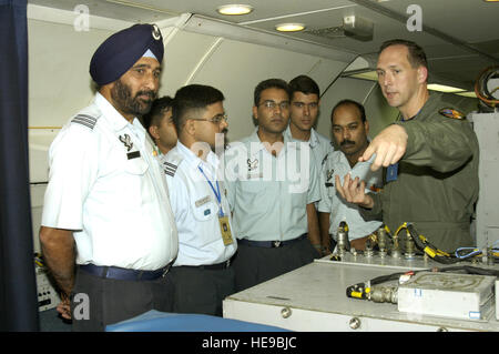 KALAIKUNDA STAZIONE ARIA, India (AFPN) -- Capt. James Munroe spiega E-3 Sentry airborne warning e sistema di controllo funzionalità degli aeromobili alla forza aerea indiana ufficiali del radar durante l'esercizio Cope India '06 qui. Capitano Munroe è dal 961st Airborne Air Control Squadron, Kadena Air Base, Giappone. L'esercizio ha iniziato a nov. 7. Tech. Sgt. Martin Jackson) Foto Stock