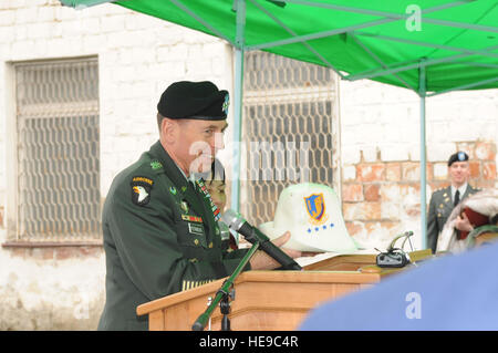 Stati Uniti Esercito gen. David Petraeus, Commander, U.S. Comando centrale, parla durante la rottura di massa cerimonia per il centro per le donne a Bishkek, Kirghizistan, Marzo 11. : Senior Airman Nichelle Anderson) Foto Stock