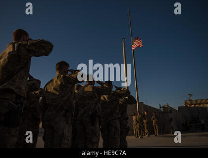 Avieri dal 455th Expeditionary ingegnere civile Squadron salutiamo l'abbassamento di un flag durante una bandiera cerimonia di pensionamento a Bagram Airfield, Afghanistan, 28 maggio 2016. Il flag di guardia che è stata sorvolano il CE composto per anni è stato ritirato durante una cerimonia di ritiro. Senior Airman Justyn M. Freeman) Foto Stock