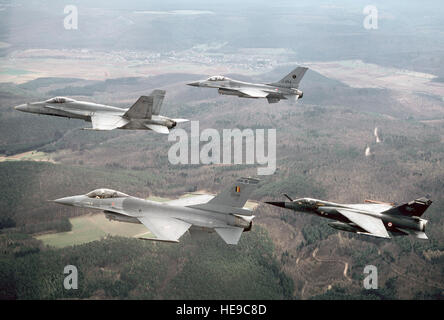 Un aria-aria - Vista laterale sinistra di un canadese CF-18 aeromobili portando un belga Air Force F-16 di aeromobili, un Royal Netherlands Air Force F-16 velivoli e un francese Mirage F-1 velivolo. Questi aeromobili sono parte di una più grande, 15-aerei formazione prendendo parte ad un riesame dell'antenna per uscire generale (GEN) Charles L. Donnelly Jr., comandante in capo della US Air Force, Europa e comandante, le Forze aeree alleate per l'Europa centrale. Foto Stock