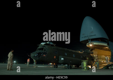 Una C-5 Galaxy carichi di equipaggio un CH-47D Chinook il sollevamento pesante elicottero nella sua cargo bay, e il Agosto 3, 2008. Base comune Balad elabora più di 950 aerei cargo, 12.000 tonnellate di merci e passeggeri 19.000 al mese, rendendolo il più trafficato porto aereo il funzionamento del Dipartimento della Difesa. La C-5 viene dispiegato dal ventiduesimo Airlift Squadron a Travis Air Force Base in California Il Chinook appartiene all'esercito il bravo Company, 1° Battaglione, 52nd Aviation reggimento, che viene distribuito al Toqaddum, Iraq. Foto Stock