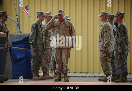 US Navy Ammiraglio Philip H. Greene Jr., Commander, Combined Joint Task Force Corno d Africa, entra come il lato ragazzi della tubazione durante la modifica del comando cerimonia di CJTF-HOA, Camp Lemonier, Gibuti, il 5 febbraio 2009. Stati Uniti Generale dell esercito William 'Kip' Ward, Commander, US Africa Command, presieduto la modifica del comando da Ammiraglio Antonio M. Kurta dall Ammiraglio Phillip H. Greene. CJTF-HOA ha la missione di costruire capacità di sicurezza, promuovere la cooperazione regionale e di proteggere gli interessi della coalizione a prevalere contro l'estremismo. Foto Stock