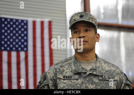 Dopo aver assunto il comando di Farah Provincial Reconstruction Team (PRT), U.S. Navy Cmdr. Jim Mann risolve una folla mista di afghani i responsabili governativi e le forze della coalizione, compresi Farah Provincia Gov. Rahool Amin, durante la modifica del comando cerimonia tenutasi il 13 marzo 2010, Avanzamento base operativa (FOB) Farah, Afghanistan. "Potete essere certi che potremo lavorare sodo per guadagnare la vostra fiducia e la fiducia, per imparare e per assistervi in questo nobile sforzo," Mann ha detto ai membri afghani del pubblico. Foto Stock