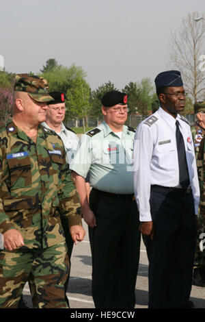 GRISSOM RISERVA D'ARIA DI BASE, Ind.--Cappellano (Lt. Col.) Larry Franklin, Vice Regione Cappellano per la regione dei Grandi Laghi Civil Air Patrol, ispeziona la formazione dei partecipanti al cappellano annuale Staff College a Grissom riserva d'aria di base. Il cappellano college fornisce istruzioni per Civil Air Patrol cappellani negli argomenti che spaziano dal settore militare e doganale cortesie alle apparecchiature radio dell'utilizzo. I grandi laghi Civil Air Patrol Cappellano Service si trova a Grissom conduce, a ciò che è considerato uno dei migliori Civil Air Patrol Staff College della nazione.Senior Airman Omar Delacruz) Foto Stock