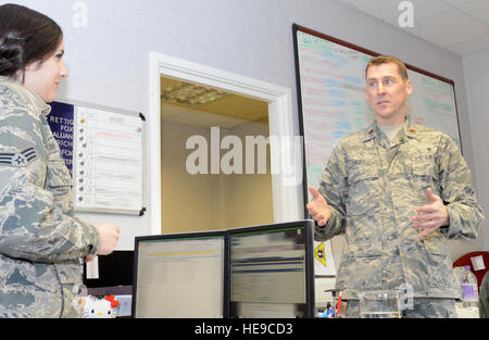 Stati Uniti Air Force Il Mag. Randy Croft, cappellano, destra, 100th Air Refuelling Wing vice cappellano di Walla Walla, nello Stato di Washington, visite con membri del centesimo disponibilità logistica Squadron inclusi U.S. Air Force Senior Airman Jazmine Fox, sinistra, centesimo LRS supporto clienti artigiano da Ontario, California, Febbraio 3, 2015, sulla RAF Mildenhall, Inghilterra. I cappellani sulla base dividere squadroni tra di loro in modo che essi hanno le loro proprie e sono in grado di spendere ulteriore tempo con il popolo. (Illustrazione DEGLI STATI UNITI da Gina Randall Foto Stock