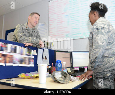 Stati Uniti Air Force Il Mag. Randy Croft, cappellano, sinistra, 100th Air Refuelling Wing vice cappellano di Walla Walla, nello Stato di Washington, visite con membri del centesimo disponibilità logistica Squadron inclusi U.S. Air Force Airman 1. Classe Briauna Michel, destra, centesimo LRS supporto clienti apprendista da Chicago Febbraio 3, 2015, sulla RAF Mildenhall, Inghilterra. Croft assicura aviatori e le loro famiglie sono collegati e consapevole delle risorse per rafforzare le loro famiglie, i matrimoni e le relazioni e la resilienza spirituale. (Illustrazione DEGLI STATI UNITI da Gina Randall Foto Stock