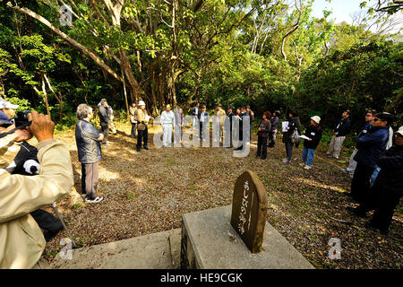 Membri da Chatan Hometown Association visita il Ashibi-na (riproduzione di piazza) sulla Kadena Air Base, Okinawa, in Giappone, 11 febbraio, 2015. Il tour è stato condotto per consentire Chatan Hometown membri della Associazione per visitare i luoghi dei loro antenati utilizzati prima della Seconda Guerra Mondiale, come ad esempio la raccolta e luoghi di culto e dei pozzi d acqua. Naoto Anazawa) Foto Stock