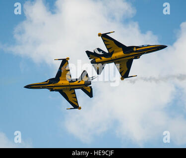 La Repubblica di Corea Air Force Aquile nere manifestazione aerea team esegue durante il Singapore Airshow internazionale, all'Aeroporto Internazionale di Changi, Singapore, Feb 21, 2016. La mostra è incentrata sulla creazione di relazioni forti tra Singapore, gli Stati Uniti e la comunità internazionale. Il cap. Raymond Geoffroy Foto Stock