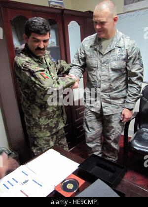 100624-F-5188L-001 Kabul, Afghanistan -- esercito nazionale afghano il Comando delle Forze aeree Sergente Maggiore Eid Mahammed incontra il Capo Comandante Sergente della United States Air Force, James A. Roy durante la sua visita alla Afghan Air Force Base a Kabul, in Afghanistan, il 24 giugno 2010 per soddisfare con entrambi i leader afghani e il personale americano del combinato di alimentazione Aria forza di transizione. Il personale CAPTF sono caricati con la responsabilità di consigliare la Afghan Air Force durante il suo compito di costruire una forte, stabile e indipendente dalla forza di aria in grado di diffondere la sua aria di alimentazione e la promozione del g Foto Stock