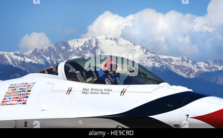 Stati Uniti Air Force Capt. Nicholas Eberling, il conduttore pilota solo dei Thunderbirds, atterra a Peterson Air Force Base, Colo., 30 maggio 2016. Il squadrone Thunderbirds precisione esegue manovre aeree che dimostra le funzionalità di Air Force high performance di aerei di persone in tutto il mondo. Airman 1. Classe Dennis Hoffman) Foto Stock