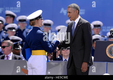 Stati Uniti Il presidente Barack Obama si congratula con Cadet 1a classe Riley Vann presso l'U.S. Air Force Academy la laurea al Falcon Stadium in Colorado Springs, Colorado, Giugno 2, 2016. 821 cadetti graduato fino a diventare il più recente seconda luogotenenti nella Air Force. Mike Kaplan) Foto Stock