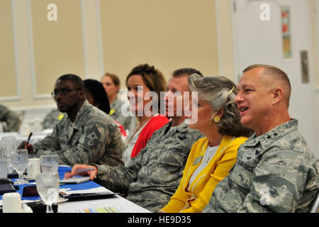 Leadership e famiglie dal 9 Air Force di ascoltare come leader civico parlare al Carolina Sci Club, Shaw Air Force Base, S.C., 15 agosto 2012. Leader civico dalla base comune Langley-Eustis, Robins AFB, Seymour Johnson AFB, Moody AFB e Shaw si sono riuniti per un tour. Foto Stock