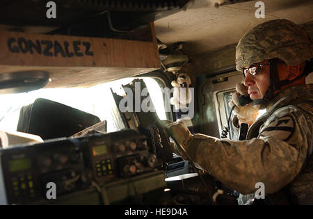 Stati Uniti Army SGT Terrell Gonzalez, Bravo azienda,2° Battaglione, 7° reggimento di cavalleria, quarta brigata Team di combattimento, 1° Divisione di cavalleria, da Fort Bliss, Texas, doppi controlli il suo HUMV è il sistema di navigazione GPS prima di uscire di pattuglia a Mossoul in Iraq, 27 aprile 2007. ( Staff Sgt. Vanessa Valentino) (rilasciato) Foto Stock