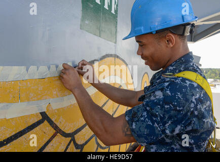 La base navale di KITSAP-BREMERTON, nello Stato di Washington (Luglio 20, 2016) - Aviazione di Boatswain Mate (manipolazione) Airman Devonte breve, nativo di Milwaukee, si applica il nastro alla aviazione di Boatswain Mate insegna sull'isola della portaerei USS Nimitz CVN (68). Nimitz è attualmente sottoposto ad un esteso pianificata la manutenzione incrementale disponibilità a Puget Sound Naval Shipyard e Manutenzione intermedia Facility, dove la nave sta ricevendo una manutenzione pianificata e aggiornamenti. La comunicazione di massa specialista apprendista marinaio Emily Johnston Foto Stock