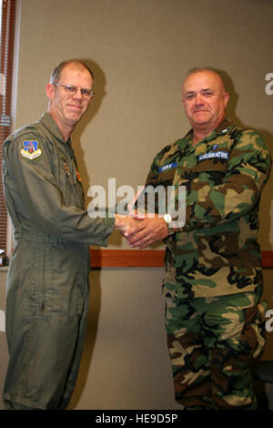 GRISSOM RISERVA D'ARIA DI BASE, Ind. -- Col. Kerry Keithcart, il 434th ARW vice comandante, accoglie e presenta un vice comandante sfida moneta al cappellano (Lt. Col.) Larry Franklin, Vice Regione Cappellano per la regione dei Grandi Laghi Civil Air Patrol, durante il cappellano annuale Staff College a Grissom riserva d'aria di base. Il cappellano college fornisce istruzioni per Civil Air Patrol cappellani negli argomenti che spaziano dal settore militare e doganale cortesie alle apparecchiature radio dell'utilizzo. I grandi laghi Civil Air Patrol Cappellano Service si trova a Grissom conduce, a ciò che è considerato uno dei migliori Ci Foto Stock