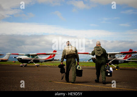 Civil Air Patrol Lt. Col. Wayne Schulz, sinistro e il cap. John Barringer a piedi un C-182 Cessna prima di uscire Astoria, Ore., durante l amalgama Dart 2009, 18 giugno 2009. Amalgama Dart è una prova sul campo del Dipartimento della Difesa la capacità di implementare rapidamente un sistema integrato di sistema di difesa aerea negli Stati Uniti. Il personale Sgt. Giacobbe N. Bailey Foto Stock