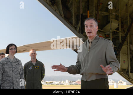 Marine Corps gen. Joseph F. Dunford, presidente del Comune di capi di Stato Maggiore, parla con gli avieri a Yokota Air Base, Giappone, nov. 4, 2015. Dunford ha trascorso due giorni a Tokyo visita ai membri del Giappone Forza di Autodifesa, nonché per i membri del team Yokota mentre testimonia la loro missione di prima mano. Il personale Sgt. Cody H. Ramirez Foto Stock