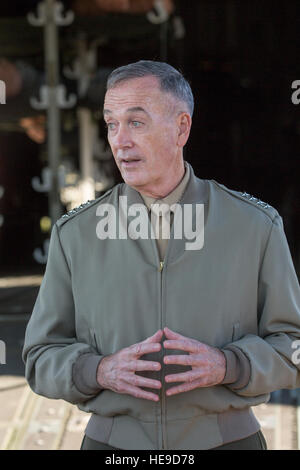Marine Corps gen. Joseph F. Dunford, presidente del Comune di capi di Stato Maggiore, parla con gli avieri a Yokota Air Base, Giappone, nov. 4, 2015. Dunford ha trascorso due giorni a Tokyo visita ai membri del Giappone Forza di Autodifesa, nonché per i membri del team Yokota mentre testimonia la loro missione di prima mano. Osakabe Yasuo Foto Stock