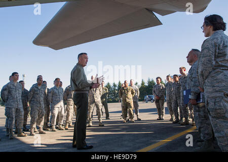 Marine Corps gen. Joseph F. Dunford, presidente del Comune di capi di Stato Maggiore, parla con gli avieri a Yokota Air Base, Giappone, nov. 4, 2015. Dunford discusso l'importanza della disponibilità con il aviatori, che stavano conducendo Istituto di medicina aeronautica esercitazione di evacuazione. Osakabe Yasuo Foto Stock