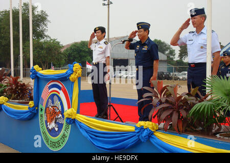 Il Mag. Gen. Jeffrey Remington (destra) rappresenta il militare degli Stati Uniti presso la cerimonia ufficiale di chiusura dell esercizio affrontare Tiger 2008 qui feb. 5 accanto al Capo della Air Force, Repubblica di Singapore Air Force, il Mag. Gen. Ng, Chee Khern (estrema sinistra), e comandante in capo della Royal Thai Air Force, AIR CHIEF MARSHAL Chalit Pukbhasuk. La Remington generale è il direttore di aria, di spazio e di operazioni di informazione presso la sede centrale, Pacific Air Forces. Il cap. Renee Lee) Foto Stock