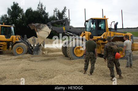 Marines riempire un 50-Cratere del piede durante la due giorni di Aviosuperficie comune riparazione danni esercizio 18 Maggio 2016 a Kadena Air Base, Giappone. Xviii ingegnere civile Squadron aviatori insegnato Marine Wing Support Squadron ingegneri di combattimento come gli Stati Uniti Air Force esegue ADR. Senior Airman Omari Bernard) Foto Stock