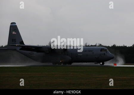 Una C-130J Super Hercules atterra sul flightline durante una formazione di volo di distribuzione in Powidz Air Base, Polonia, 11 Agosto, 2014. Questa implementazione come parte di Operazione Atlantic risolvere, ammessi aviatori di lavorare fianco a fianco con i partner della NATO di rafforzare l'impegno degli Stati Uniti per una pacifica e stabile in Europa. Il personale Sgt. Jarad A. Denton Foto Stock