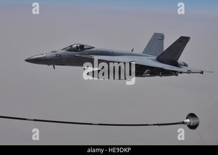 Un U.S. Navy F/A-18F Super Hornet si avvicina a un Royal Australian Air Force KC-30A drogue la linea di rifornimento durante un combattimento sortie sull Iraq Luglio 2, 2015. La RAAF KC-30A opera come parte dell'Australian Air Task Group. La sortie era parte della Combined Joint Task Force-Operation inerenti risolvere, una multinazionale di sforzo per indebolire e distruggere lo Stato islamico nel Levante le operazioni in Iraq e la Siria. Tech. Sgt. Christopher Boitz) Foto Stock