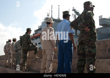 Porto di Gibuti, Gibuti (9 maggio 2012) - Combined Joint Task Force - Corno d Africa coalizione multinazionale ufficiali a partire dal Camp Lemonnier, Gibuti, guardare la USNS Carl Brashear dock qui possono 9. Brashear è un Lewis e Clark-classe secco ausiliario nave cargo chiamato in onore di U.S. Navy Master Chief Petty Officer Carl M. Brashear, il primo afro-americano di master diver e primo U.S. Navy subacqueo di essere ripristinato per full active duty service come un amputato. CJTF-HOA ufficiali della coalizione lavorano fianco a fianco con i loro omologhi negli Stati Uniti presso il Camp Lemonnier, Gibuti, per favorire le relazioni con i loro partner internazionali Foto Stock