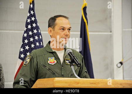 Col. William B. 'Brad' Richy, a Louisville, KY. native, indirizzi di uomini e donne di Idaho Air National Guard's 124Fighter Wing come il suo comandante per la prima volta il 3 Giugno al campo Gowen a Boise, Idaho. Richy, che hanno aderito all'Idaho Air Guard nel 1988, è stata l'ala il vice comandante sin dal 2008. Foto Stock