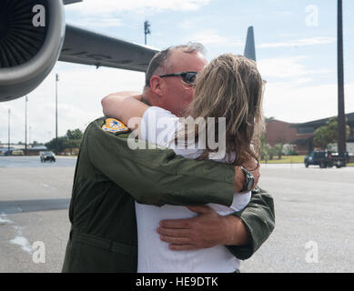 Col. Erik Hansen è accolto da sua moglie Susan dopo il completamento del suo ultimo volo come il 437th Airlift Wing Commander a base comune Charleston - Air Base, S.C., Ottobre 2, 2012. La finale o "fini volo,' è una tradizione di aviazione in cui gli equipaggi degli aeromobili i membri sono soddisfatti dalla loro unità compagni, la famiglia e gli amici e bagnate con acqua. Airman 1. Classe Ashlee Galloway) Foto Stock