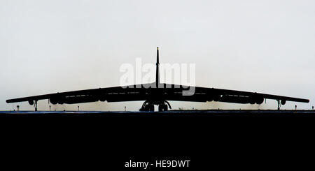 Un stagliano B-52H Stratofortress taxi giù la pista durante la Prairie vigilanza 16-1 a Minot Air Force Base, N.D., Sett. 16, 2016. L'esercizio concluso con il rapido fly-off, lanciare con successo una sequenza di 12 B-52s per mostrare la loro attiva la capacità di eseguire la missione. Airman 1. Classe J.T. Armstrong) Foto Stock