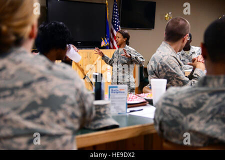 Col. Yvonne Spencer, 819th cavallo rosso comandante dello squadrone, parla agli aviatori a una diversità di magra nel cerchio seminario presso l'asso di alta Centro Bowling Giugno 16, 2016 a Malmstrom Air Force Base, Mont. Spencer ha incoraggiato gli avieri a non avere paura di fallire come lungo come lo sforzo è fatto per imparare e migliorare. Airman 1. Classe Magen M. Reeves) Foto Stock