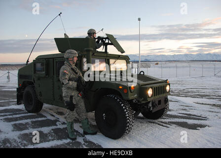 Spc. Gabriel Ives, sinistra e SPC. Ian birre dai Alaska esercito nazionale della guardia 49la difesa missilistica battaglione, militari di polizia pattuglia di Società del perimetro di 850 acri di terreno a base di missili intercettori complesso di difesa a Fort Greely, Alaska, DIC 6 durante una routine di pattuglia di sicurezza. (Air Force Master Sgt. Mike R. Smith, National Guard Bureau) (rilasciato) Foto Stock