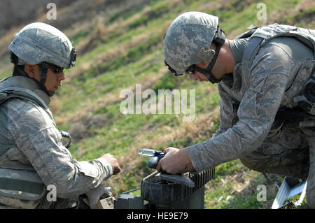 Stati Uniti Aria forza esplosiva smaltimento ordinanza i membri del team si prepara il robot per uso in campo durante una pattuglia di combattimento in Arghandab River Valley, provincia di Kandahar, Afghanistan, Dic 15, 2009. Master Sgt. Juan Valdes Foto Stock