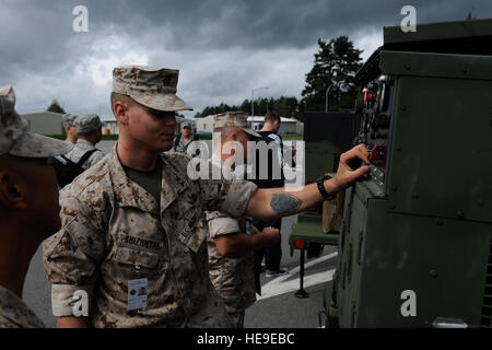 Un gruppo di Stati Uniti Marines con il 6° Battaglione delle comunicazioni, di stanza al di fuori del Brooklyn, N.Y., il lavoro per ottenere il loro satellite up ed esecuzione di Agosto 27, 2010, in Grafenwoehr, Germania per sforzo combinato 2010. Sforzo combinato 2010 è il più grande del mondo di interoperabilità delle comunicazioni esercizio, preparare le forze internazionali' comando, controllo, comunicazioni e sistemi di computer per operazioni multinazionali. Airman 1. Classe Jeremy Burns/rilasciato) Foto Stock