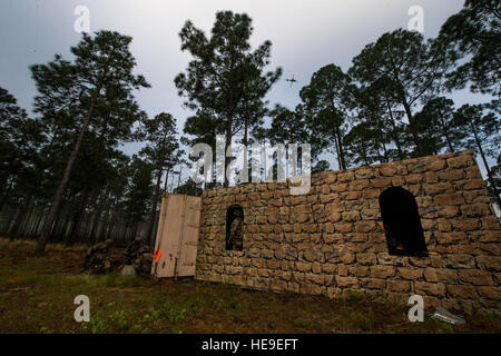 U.K. Royal Army paracadutisti dal 16 Air Assault Brigade prendere la copertura durante un raid simulato a Fort Bragg, N.C., 18 aprile 2015, come parte del giunto combinato accesso operativo Esercizio 15-01. CJOAX 15-01 è un'ottantaduesima Airborne Division-bilaterale led evento di formazione a Fort Bragg, N.C., da aprile 13-19, 2015. Questo è il più grande esercizio del suo genere svoltasi a Fort Bragg in quasi venti anni e dimostra l'interoperabilità tra gli Stati Uniti e il Regno Unito I soldati dell esercito in aggiunta a Stati Uniti Air Force, Air National Guard e Royal Air Force avieri. Stati Uniti Marines di stanza al di fuori del Camp Lejeune, N.C., anche parte Foto Stock