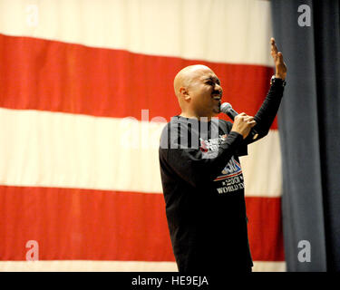 Il comico Edwin San Juan esegue alla base del teatro di Eielson Air Force Base in Alaska, nov. 10, 2008. San Juan è parte di un tour di OSU disegni Vice Presidente del Comune di capi di Stato Maggiore degli Stati Uniti Marine gen. James E. Cartwright su una durata di otto giorni di viaggio. Air Force Master Sgt. Adam M. moncone. (Rilasciato) Foto Stock