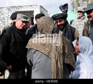 Stati Uniti Esercito gen. David H. Petraeus, NATO International Security Assistance Force commander, e Iqbal Azizi, governatore della provincia di Laghman, parlare con gli studenti dal Mastoori ragazze Scuola, vicino al governatore composto. Petraeus visitato Azizi per discutere di sviluppo all'interno di Laghman provincia Feb. 7. Stati Uniti Air Force 2 Lt. Chase P. McFarland, Laghman Provincial Reconstruction Team) Foto Stock