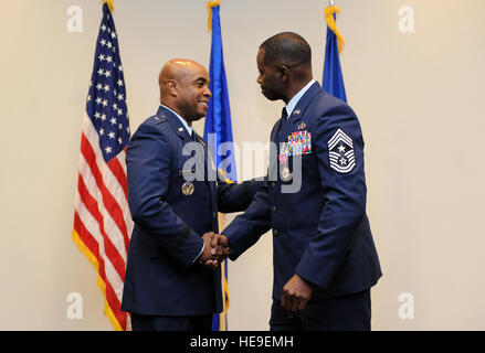 Brig. Gen. Trent Edwards, sede Air Force Space Command gestione finanziaria e comptroller direttore, Peterson Air Force Base, Colo., scuote la mano del capo maestro Sgt. Harry Hutchinson, 81st formazione comando parafango chief, in seguito alla presentazione della legione di merito durante la sua cerimonia di pensionamento a Roberts aeromobili consolidato Impianto di manutenzione il Agosto 19, 2016 su Keesler AFB, Miss. Hutchinson pensionati con più di 29 anni di servizio militare e servite le assegnazioni multiple a Washington, Corea del Maryland, Giappone, Nevada, Dakota del Sud e in Africa. Egli ha anche lavorato come la supe Foto Stock