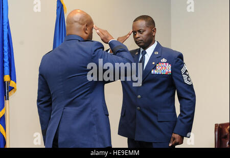 Master Chief Sgt. Harry Hutchinson, 81st formazione comando parafango chief, saluta il Brig. Gen. Trent Edwards, sede Air Force Space Command gestione finanziaria e comptroller direttore, Peterson Air Force Base, Colo., durante la sua cerimonia di pensionamento a Roberts aeromobili consolidato Impianto di manutenzione il Agosto 19, 2016 su Keesler AFB, Miss. Hutchinson pensionati con più di 29 anni di servizio militare e servite le assegnazioni multiple nello stato di Washington, Corea del Maryland, Giappone, Nevada, Dakota del Sud e in Africa. Egli ha anche lavorato come il soprintendente degli STATI UNITI Dell'esercito rosso siti di cavallo in Iraq un Foto Stock