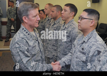 Gen. Herbert J. Carlisle, Pacific Air Forces commander, riconosce eccezionali interpreti dal 7 Air Force durante la sua visita a Osan Air Base, Corea del Sud, nov. 29, 2012. Questo è Carlisle la prima visita al Osan Air Base poiché assumendo il comando in agosto. PACAF è responsabile per la Air Force attività distribuite su metà del globo in un comando che supporta 45.000 aviatori che serve principalmente in Giappone e Corea, Hawaii, Alaska e Guam. Il personale Sgt. Craig Cisek) Foto Stock