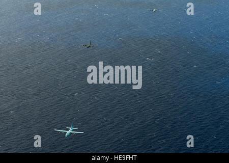 Una formazione del Giappone Forza di Autodifesa, U.S. Air Force e la Royal Australian Air Force C-130 Hercules aerei volano al largo delle coste del nord Campo, Tinian, Isole Marianna, durante il fronte nord 15, Febbraio 26, 2015. Campo del Nord è servita come la II Guerra Mondiale il quartier generale per la 509a gruppo composito che ha lanciato la bomba atomica gli attacchi contro Hiroshima e Nagasaki, Giappone, nel mese di agosto del 1945. Attraverso esercizi di addestramento come esercizio di far fronte nord 15, Stati Uniti, Giappone e Australia forze aeree a sviluppare le capacità di combattimento, migliorando la superiorità aerea, electronic warfare, aria interdizione tactical airlift e Foto Stock