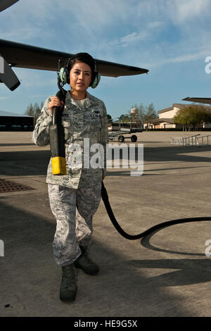 Stati Uniti Air Force Senior Airman Hazel Fuentes, un capo equipaggio dal 1 Operazioni Speciali Manutenzione aeromobili squadrone, pone con un cavo elettrico a la Flightline sul campo Hurlburt Fla., Marzo 20, 2012. Equipaggio capi approvare se o non il loro tecnicamente più avanzate risorse di missione a soddisfare le norme indicate dalla Air Force Special Operations Command. Airman 1. Classe Christopher Williams)(rilasciato) Foto Stock