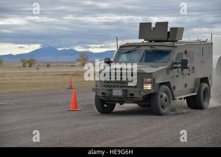 Missile 741st delle forze di sicurezza Squadron convoglio risposta elementi di forza di guidare attraverso un corso di slalom ott. 19, 2016 a Malmstrom Air Force Base, Mont. In slalom, avieri guidato una balistica risposta blindato Contrattacco Carrello, altrimenti noto come un BEARCAT, attraverso la ghiaia a 15, 17, 20 e 22 miglia per ora, evitando distanziati uniformemente coni mantenendo la velocità, simulando la presenza di ostacoli fisici durante un attacco mentre scappava forze opposte. Airman 1. Classe Daniel Brosam) Foto Stock