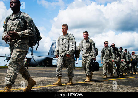 Membri della 101ª Divisione aviotrasportata (Air Assault) di Fort Campbell, Ky., arrivano qui durante il funzionamento Regno Assistenza, Ott. 19, 2014. La 101st sostituirà la Joint Task Force-Port team di apertura costituito da aviatori dal 621st contingenza ala risposta di stanza a base comuneGuire-Dix Mc-Lakehurst, N.J., e i soldati della 688th rapida porta elemento di apertura di stanza a base comune Langley Eustis, Va. JTF-PO sta lavorando a sostegno dell'USAID-led team interministeriale e la comunità internazionale a fornire fornitura efficace ed efficiente di assistenza per il governo della Foto Stock